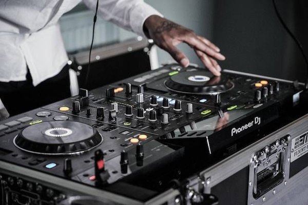 Comment choisir le DJ pour son mariage ?